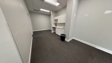 735 Johnnie Dodds Blvd, Mount Pleasant, SC for lease Interior Photo- Image 2 of 3