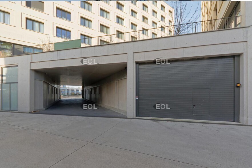 Flex in Paris for lease - Building Photo - Image 2 of 3