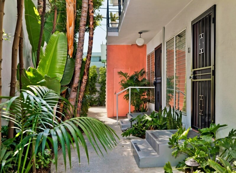 1035 N Sierra Bonita Ave, West Hollywood, CA for sale - Building Photo - Image 2 of 11