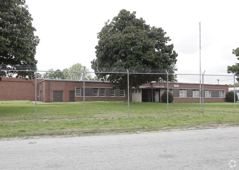 1050 Oakleigh Dr, East Point, GA for lease - Primary Photo - Image 1 of 3