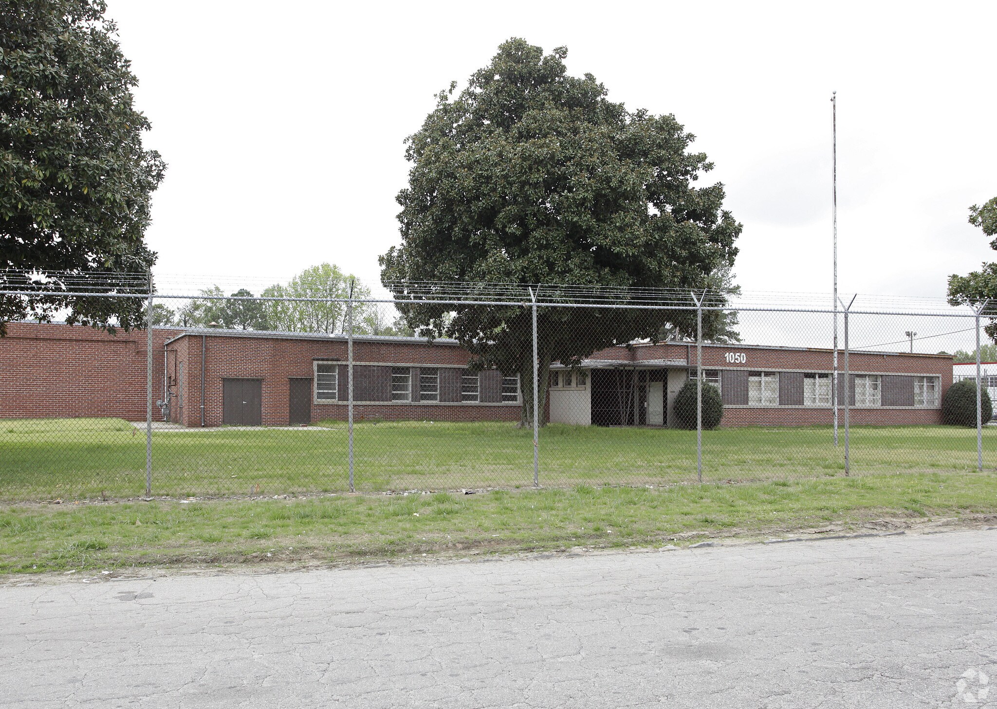 1050 Oakleigh Dr, East Point, GA for lease Primary Photo- Image 1 of 4