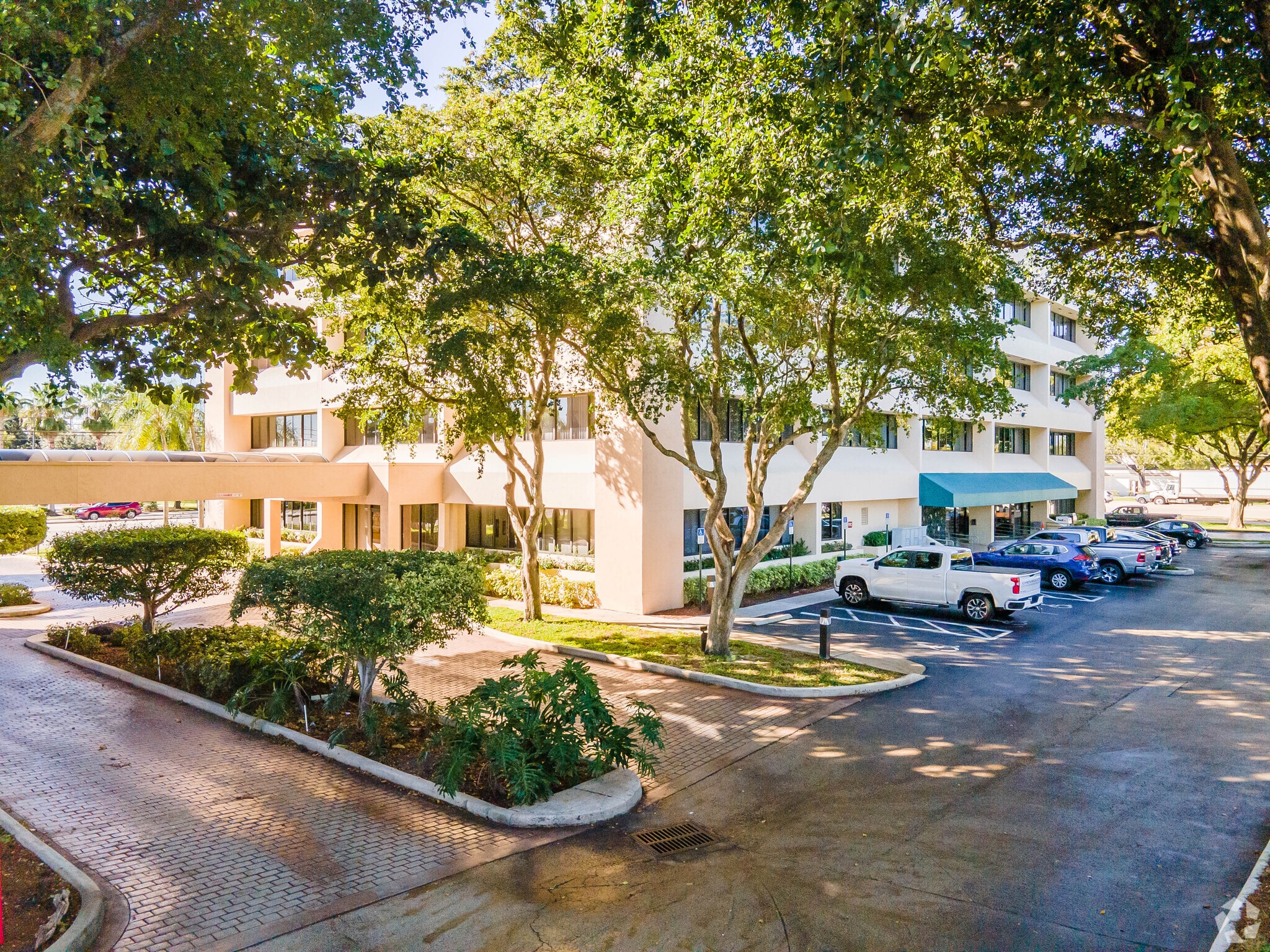 300 Lock Rd, Deerfield Beach, FL for lease Primary Photo- Image 1 of 9