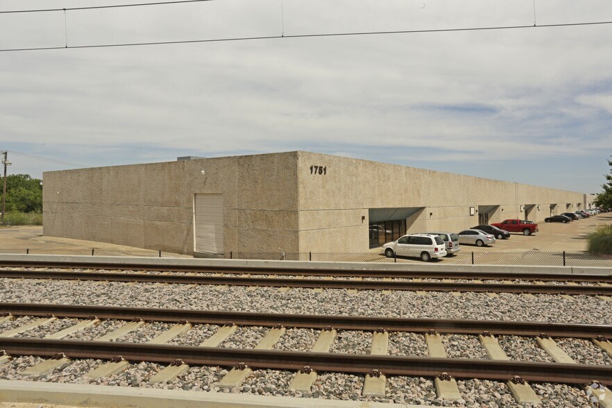 1751 Hurd Dr, Irving, TX à louer - Photo du bâtiment - Image 2 de 8