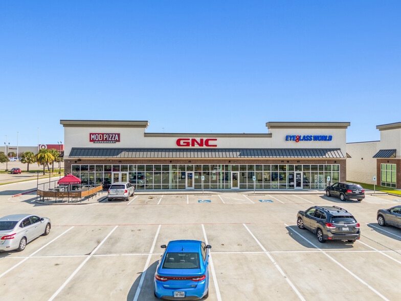 Central Mall Shoppes portfolio of 2 properties for sale on LoopNet.ca - Building Photo - Image 2 of 3