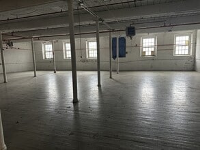 104 Anawan St, Fall River, MA à louer Photo intérieure- Image 2 de 4