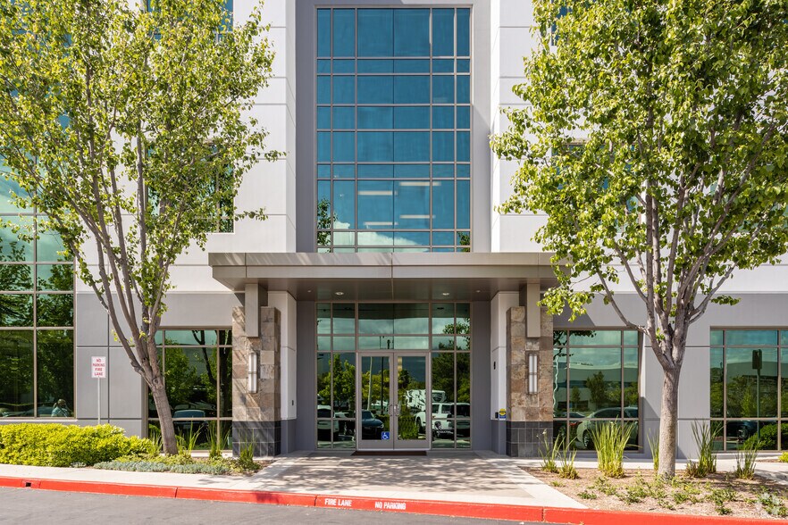 30212 Tomas, Rancho Santa Margarita, CA à louer - Photo du bâtiment - Image 3 de 10