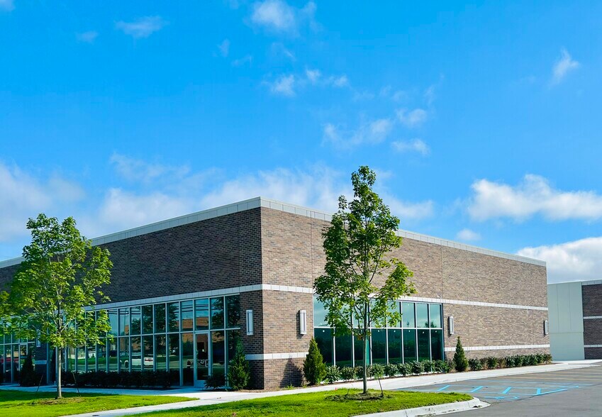 51360-51372 Schoenherr Rd, Shelby Township, MI for lease - Building Photo - Image 1 of 1