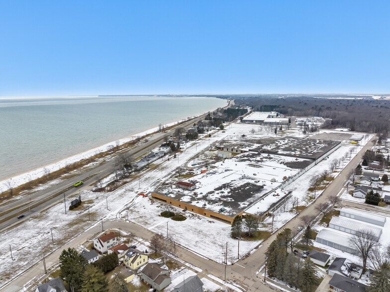 606 Parkway Blvd, Two Rivers, WI for sale - Building Photo - Image 1 of 17