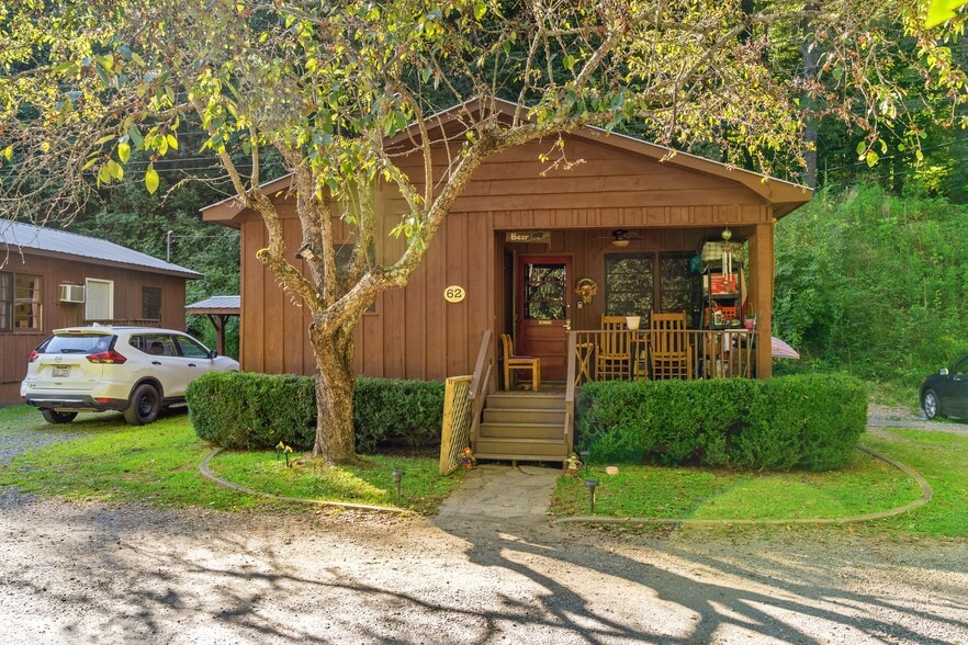 68 Vacation Dr, Whittier, NC for sale - Building Photo - Image 2 of 8