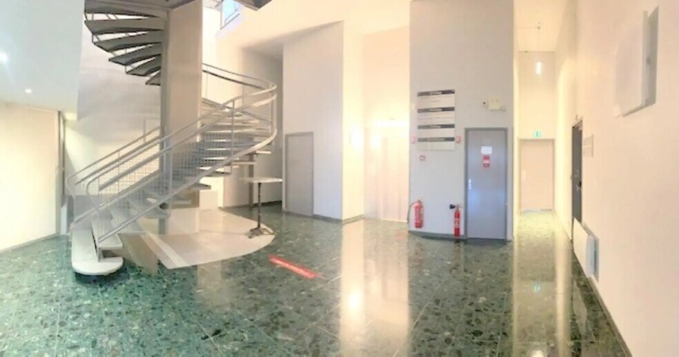 Office in Plaisir for lease - Interior Photo - Image 2 of 11