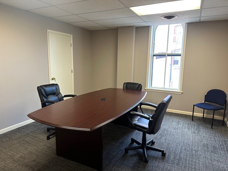 201-207 S Court St, Medina, OH à louer - Photo du bâtiment - Image 2 de 8