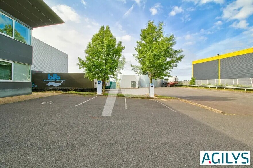 Industrial in Saint-Michel-sur-Orge for lease - Building Photo - Image 2 of 4