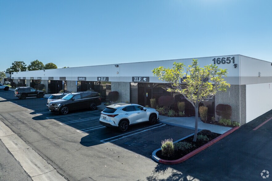 16691 Gothard St, Huntington Beach, CA à louer - Photo du bâtiment - Image 2 de 7