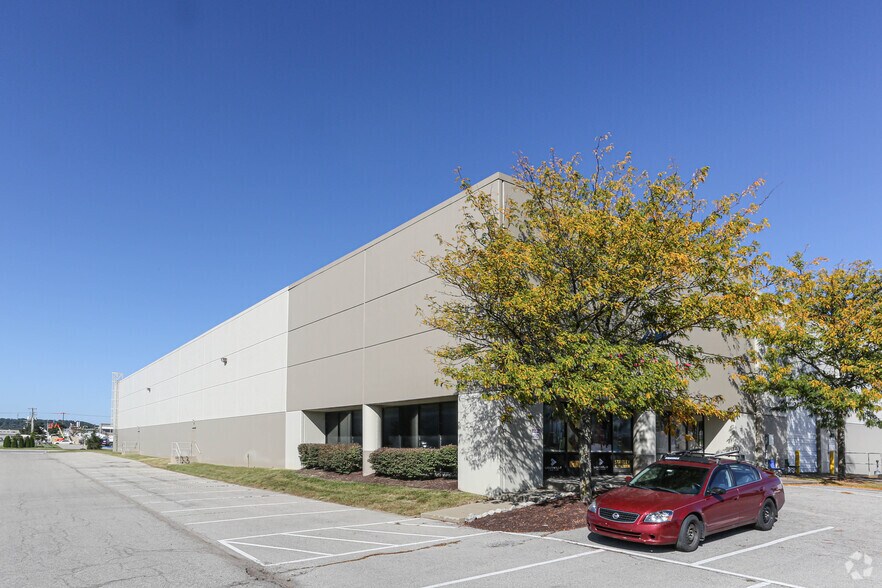 7765 National Tpke, Louisville, KY à louer - Photo du bâtiment - Image 2 de 2