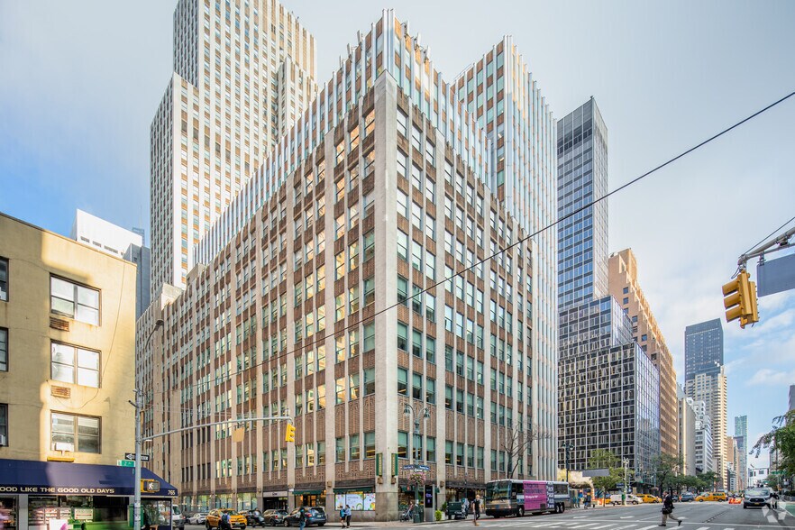 220 E 42nd St, New York, NY à louer - Photo du bâtiment - Image 2 de 3