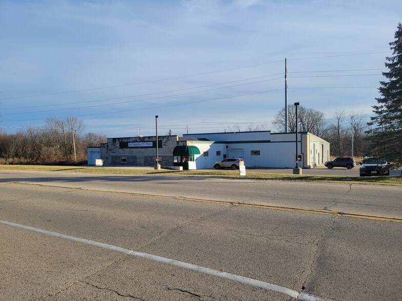 Retail business, real estate and parcel portefeuille de 5 propriétés à vendre sur LoopNet.ca - Photo du bâtiment - Image 3 de 10