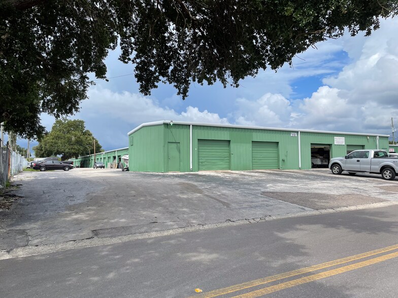 5100 95th St N, Saint Petersburg, FL à louer - Photo du bâtiment - Image 1 de 10
