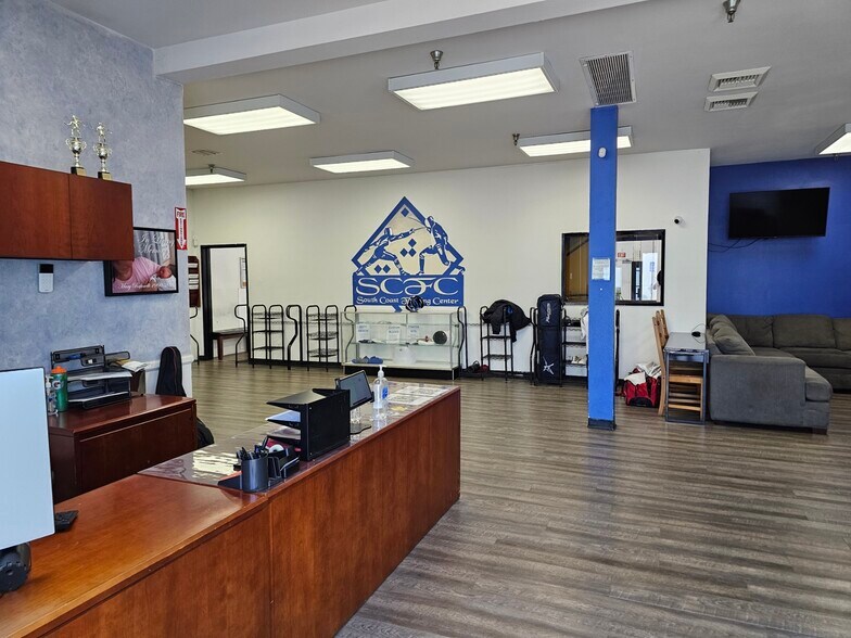 3518 Lake Center Dr, Santa Ana, CA à louer - Photo du bâtiment - Image 2 de 14