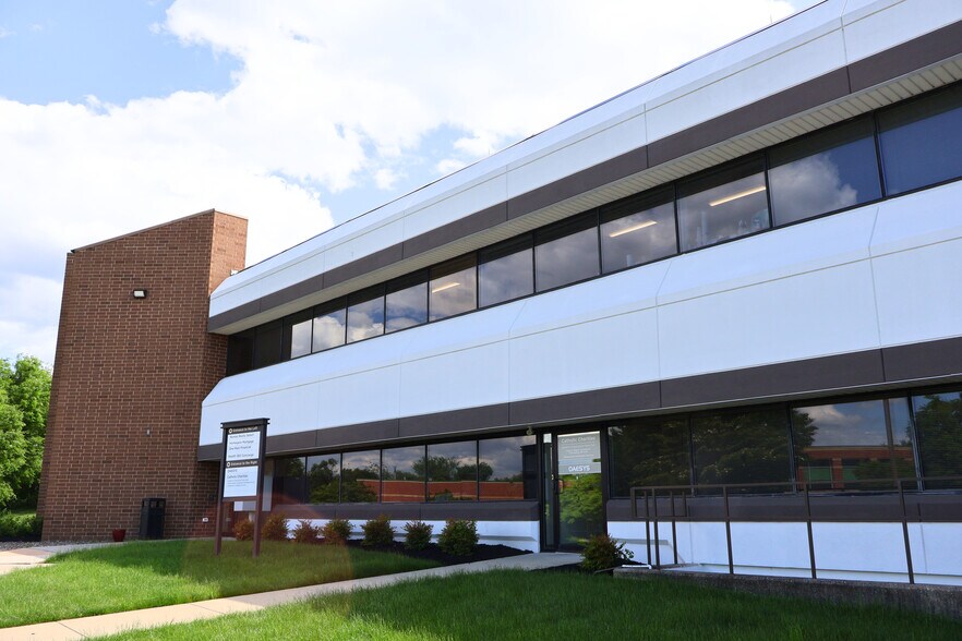 939 E Park Dr, Harrisburg, PA for lease - Building Photo - Image 2 of 6