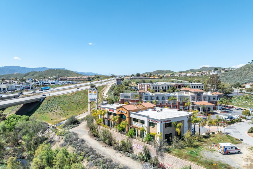 31581 Canyon Estates Dr, Lake Elsinore, CA à vendre - Photo du bâtiment - Image 3 de 8