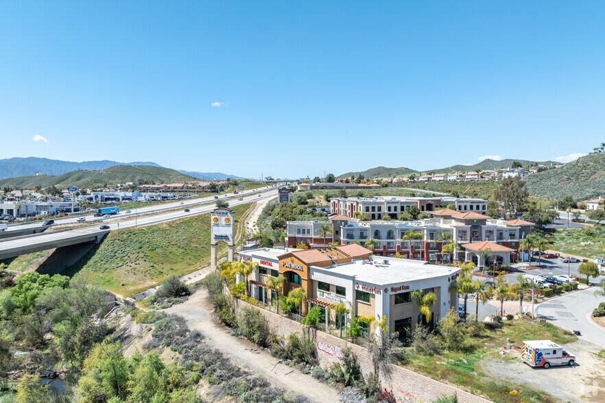 31581 Canyon Estates Dr, Lake Elsinore, CA à vendre - Photo du bâtiment - Image 3 de 7