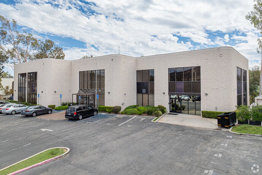 5703 Corsa Ave, Westlake Village, CA for lease - Primary Photo - Image 1 of 4