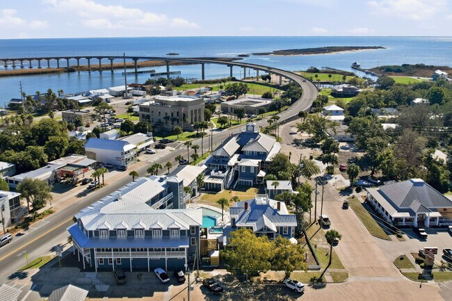 Plus de détails pour 51 Avenue C, Apalachicola, FL - Services hôteliers à vendre