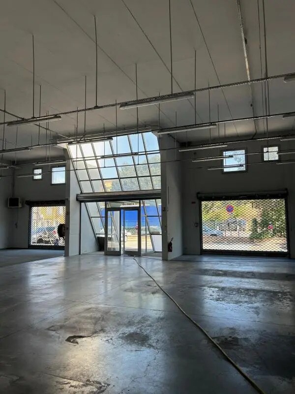 Retail in Aubagne for lease Interior Photo- Image 1 of 7