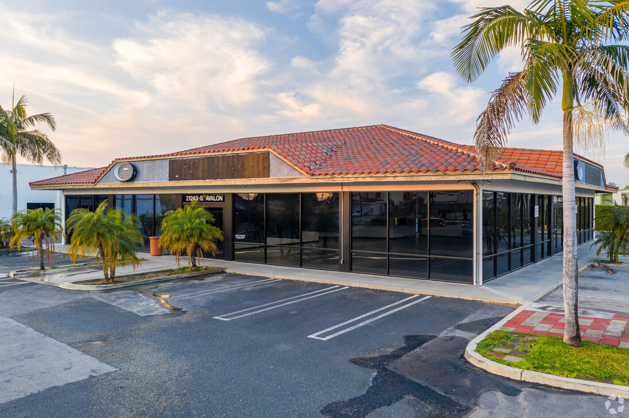 Avalon portefeuille de 2 propriétés à vendre sur LoopNet.ca Photo du bâtiment- Image 1 de 3