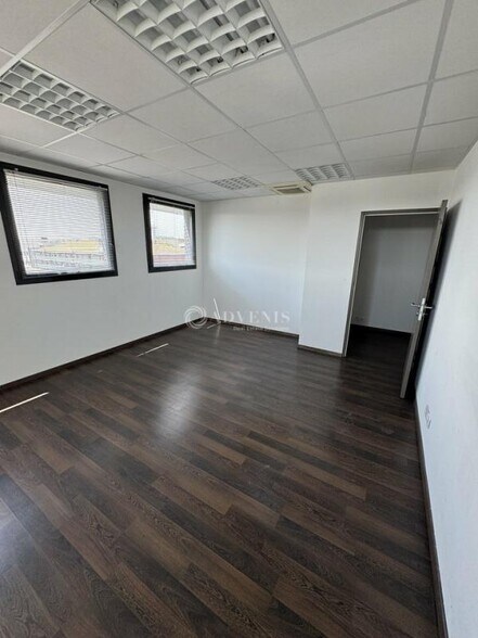 Bureau dans Nîmes à louer - Photo intérieure - Image 2 de 10