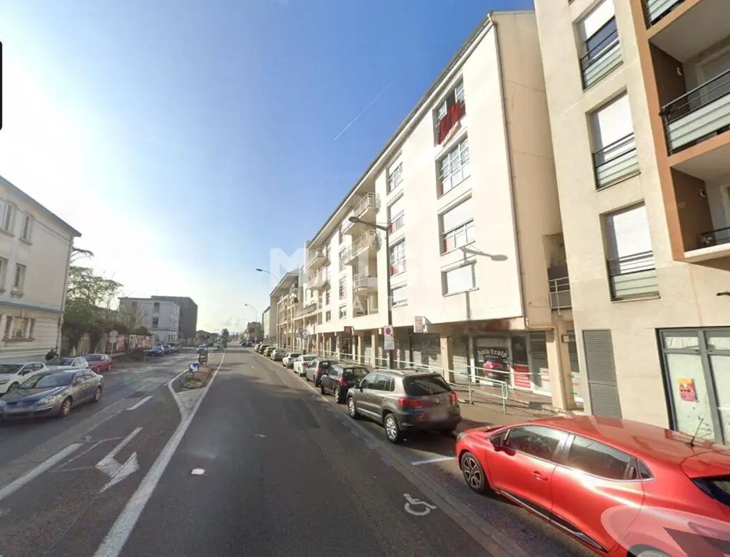 Retail in Décines-Charpieu for lease Building Photo- Image 1 of 7