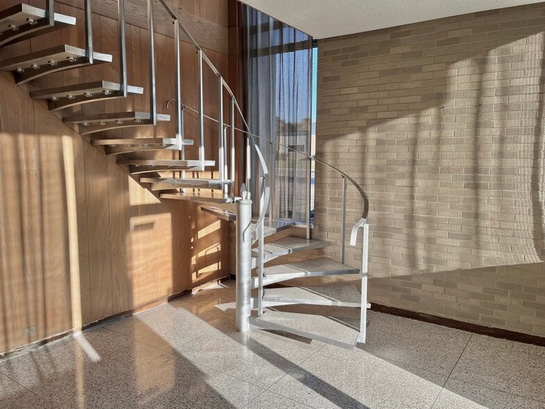 1411 6th Ave, Grafton, WI for sale - Interior Photo - Image 2 of 3