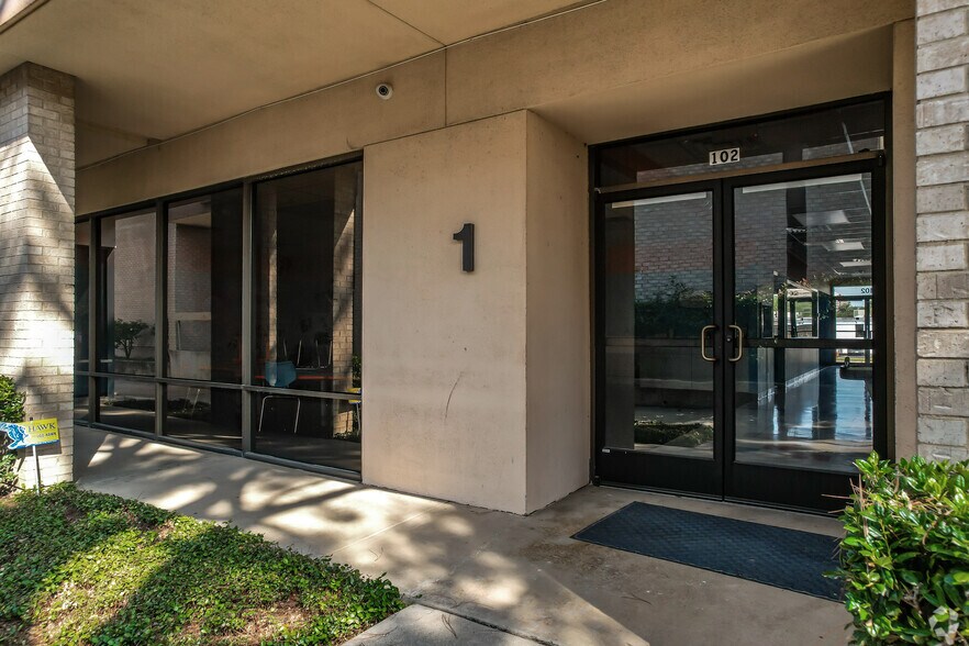 13500 Midway Rd, Farmers Branch, TX à louer - Photo du bâtiment - Image 3 de 19