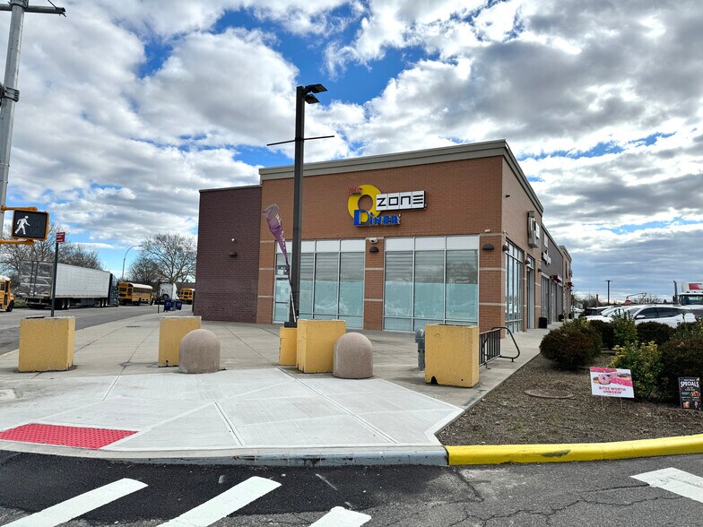 13335 79th St, Howard Beach, NY à louer - Photo du bâtiment - Image 3 de 5