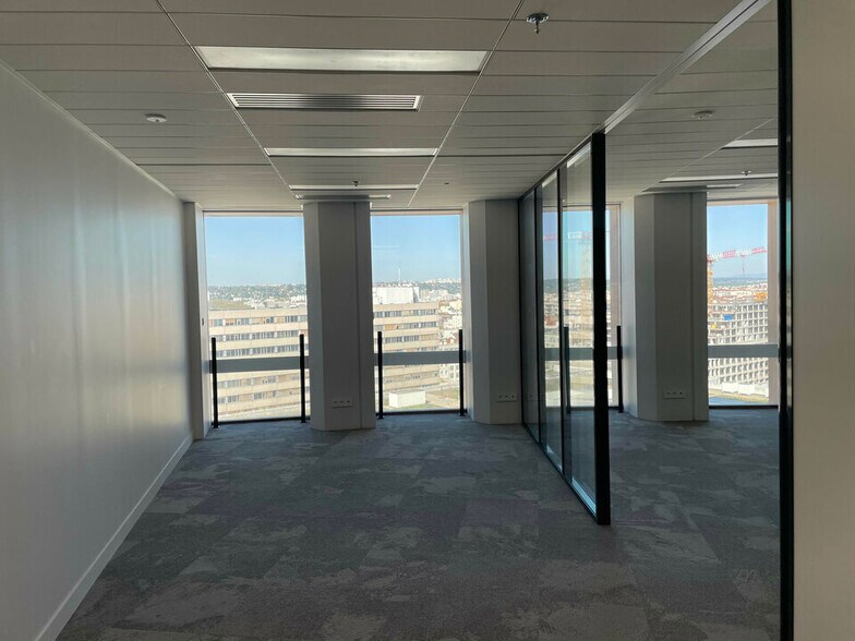 Office in Lyon for lease - Interior Photo - Image 3 of 13