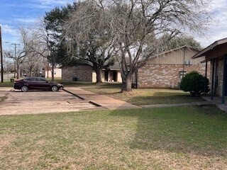 449 Fink St, Yoakum, TX à vendre - Photo du bâtiment - Image 3 de 5