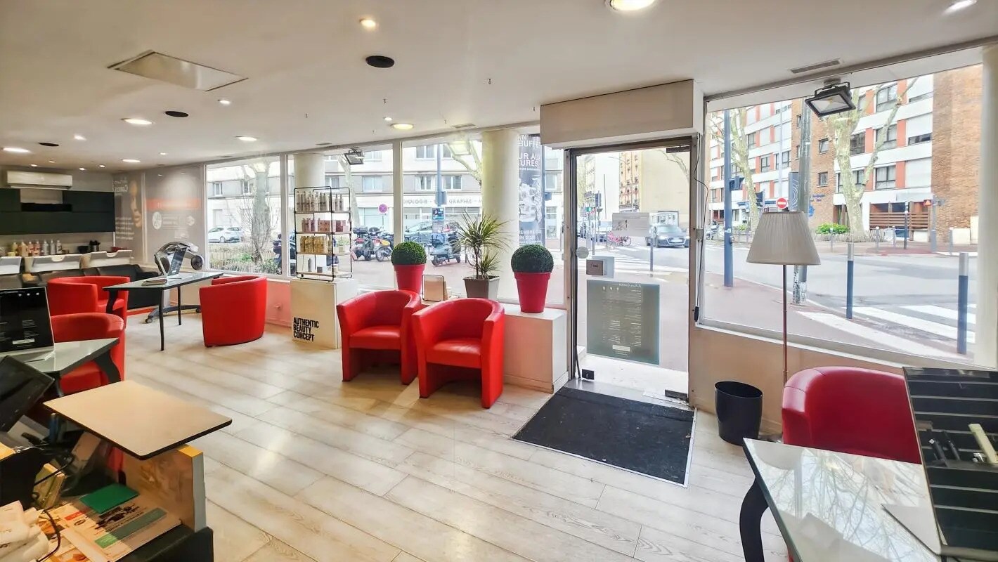 Retail in Issy-les-Moulineaux for lease Building Photo- Image 1 of 9