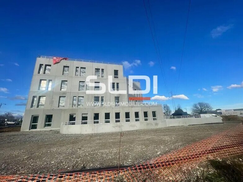 Office in Gleizé for lease - Building Photo - Image 2 of 9