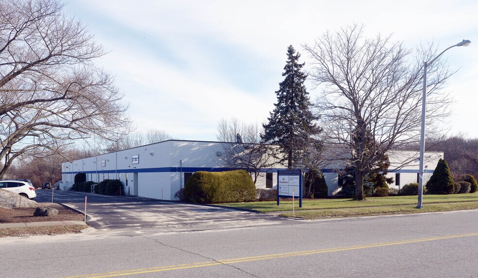 70 Catamore Blvd, East Providence, RI à louer - Photo du bâtiment - Image 2 de 6