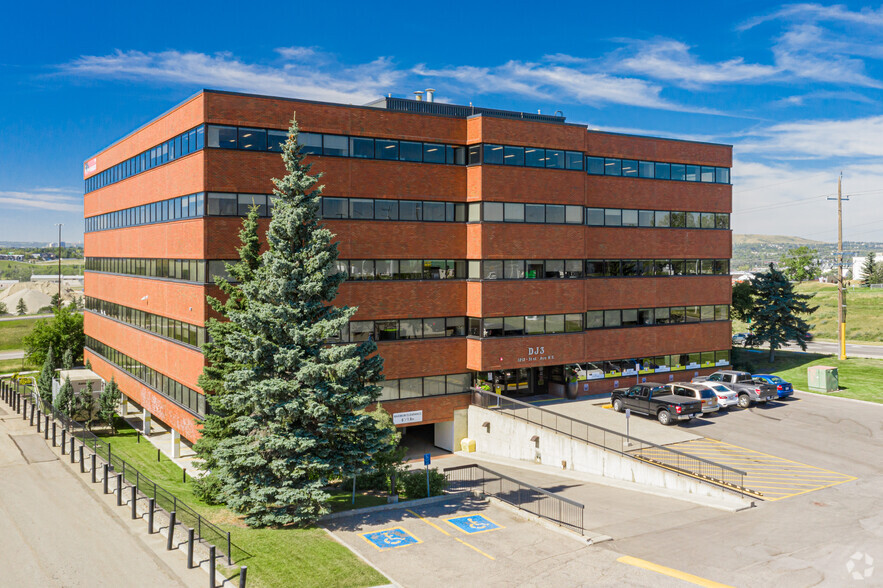 1212 31st Ave NE, Calgary, AB à vendre - Photo du bâtiment - Image 1 de 1