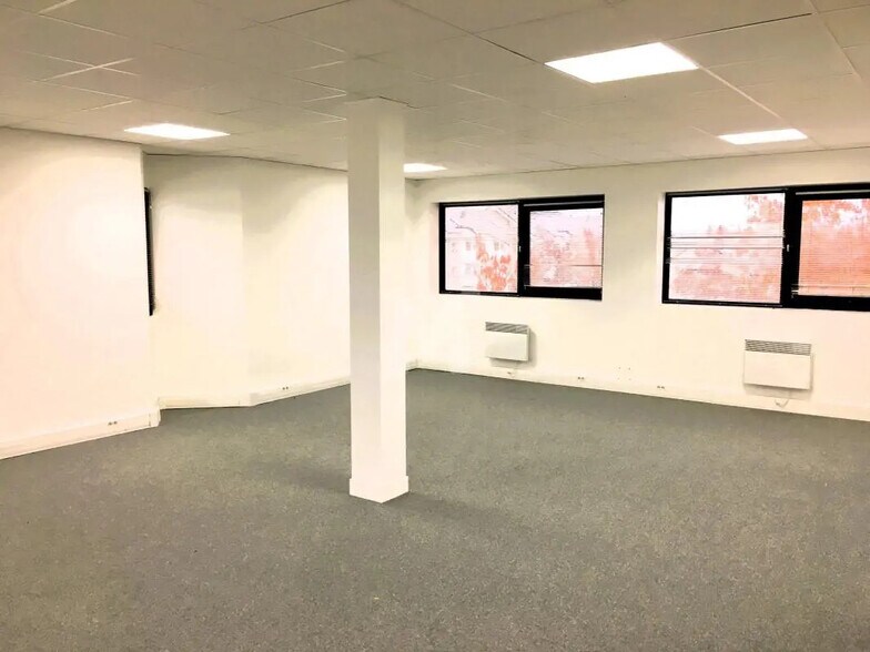 Office in Saint-Michel-sur-Orge for lease - Interior Photo - Image 3 of 8