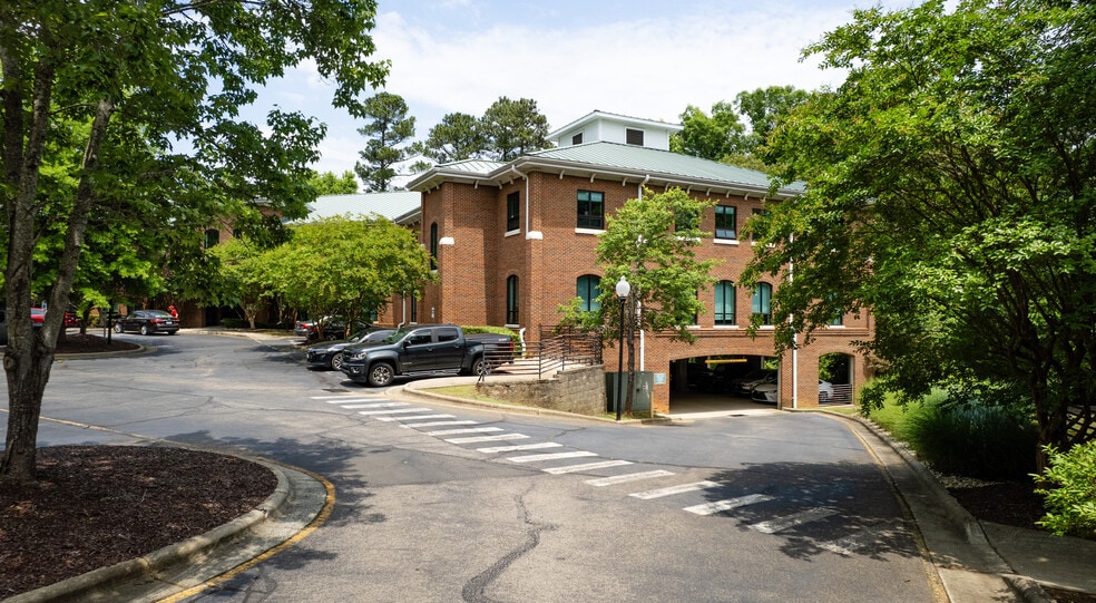 610 Jones Ferry Rd, Carrboro, NC à vendre - Photo du bâtiment - Image 2 de 6