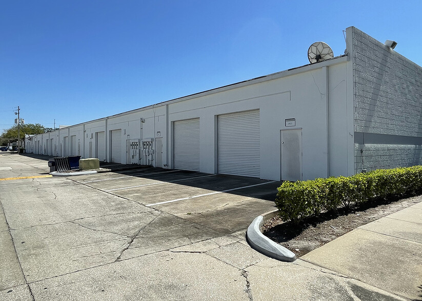 4893 W Waters Ave, Tampa, FL for lease - Building Photo - Image 2 of 7