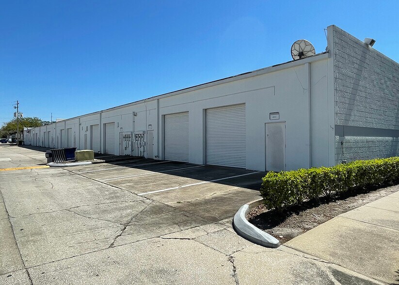 4893 W Waters Ave, Tampa, FL à louer - Photo du bâtiment - Image 2 de 7
