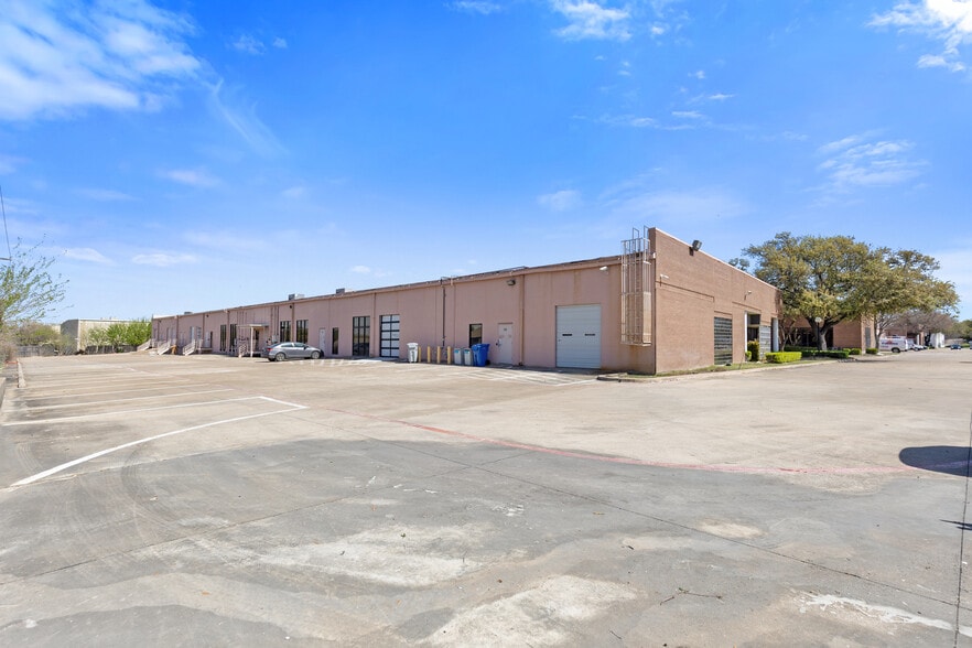 2155 Chenault Dr, Carrollton, TX for lease - Building Photo - Image 3 of 8