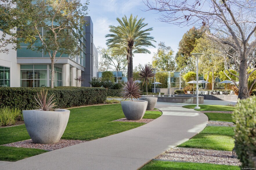 15378 Avenue of Science, San Diego, CA à louer - Photo du bâtiment - Image 3 de 4