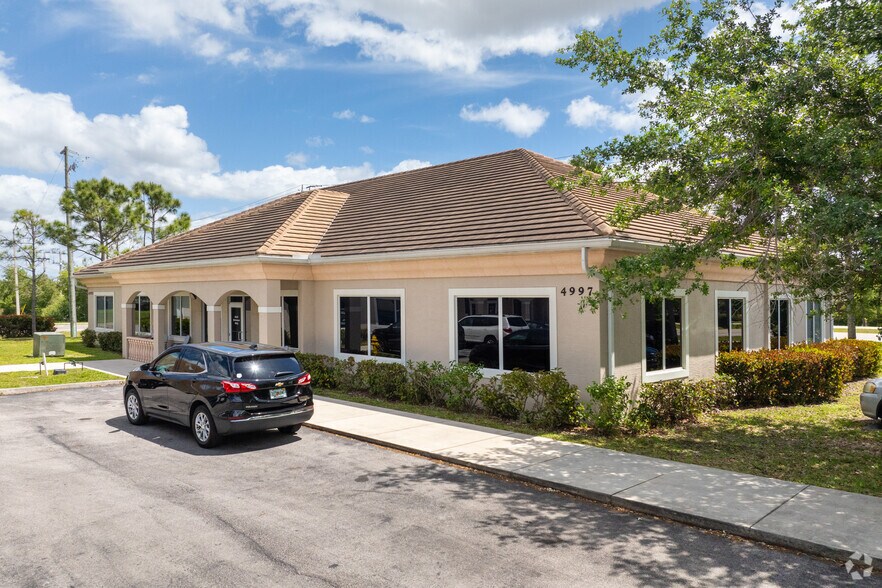 4995-4997 Royal Gulf Cir, Fort Myers, FL à vendre - Photo du bâtiment - Image 1 de 6