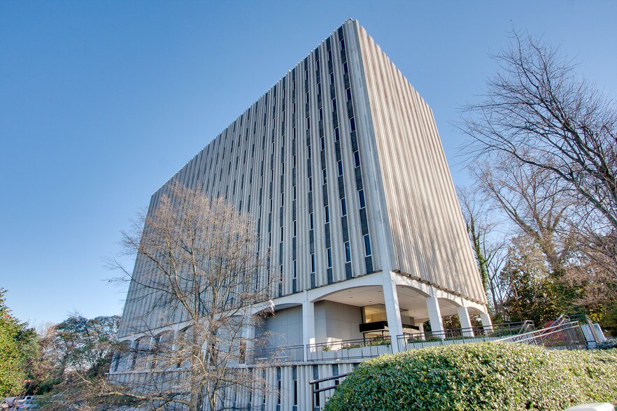 2045 Peachtree Rd NE, Atlanta, GA à louer - Photo du bâtiment - Image 3 de 8