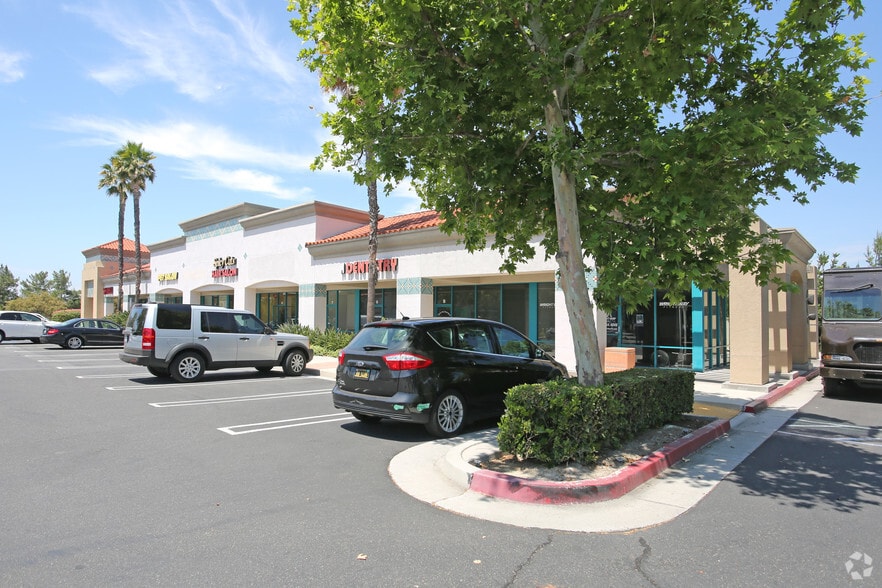 28715 Los Alisos Blvd, Mission Viejo, CA à vendre - Photo du bâtiment - Image 2 de 2