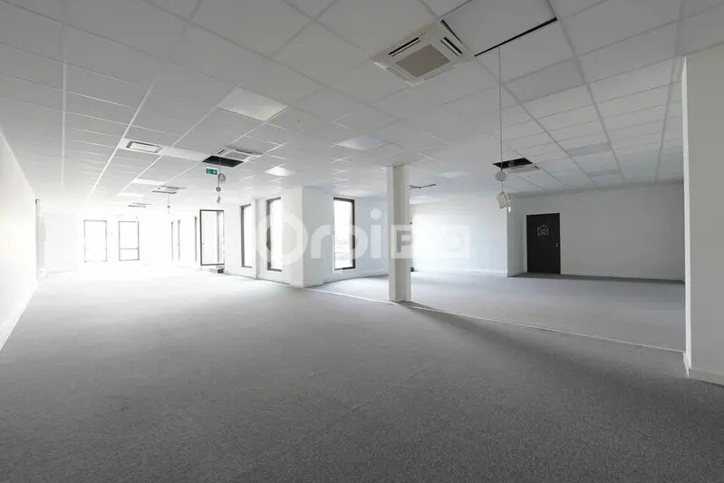 Office in Dardilly for lease - Building Photo - Image 3 of 12